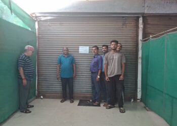 डोंगरगांव नगर पालिका द्वारा दुकान प्रीमियम की लंबित राशि न जमा करने पर दुकान क्रमांक 22 सील, 1 दुकानदार ने जमा किया ₹7 लाख का चेक