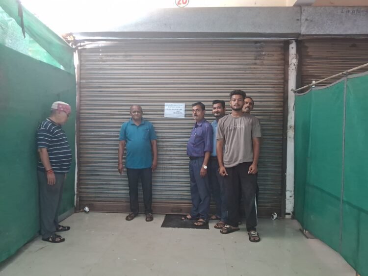 डोंगरगांव नगर पालिका द्वारा दुकान प्रीमियम की लंबित राशि न जमा करने पर दुकान क्रमांक 22 सील, 1 दुकानदार ने जमा किया ₹7 लाख का चेक