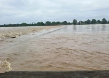 एक दिन की बारिश में डूबा महानदी का एनीकेट, अमेठी-रोहांसी का संपर्क टूटा