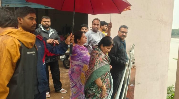 महापौर अलका बाघमार ने जल कार्य प्रभारी एवं अधिकारियों के साथ इंटकवेल पहुंचकर देखी सफाई व्यवस्था
