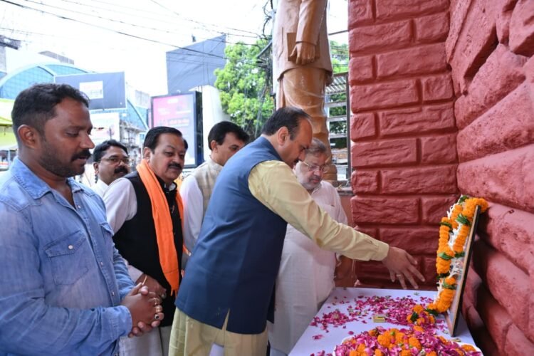 डॉ. श्यामा प्रसाद मुखर्जी जयंती पर रायपुर में श्रद्धांजलि, जनप्रतिनिधियों ने प्रतिमा पर अर्पित किए पुष्प
