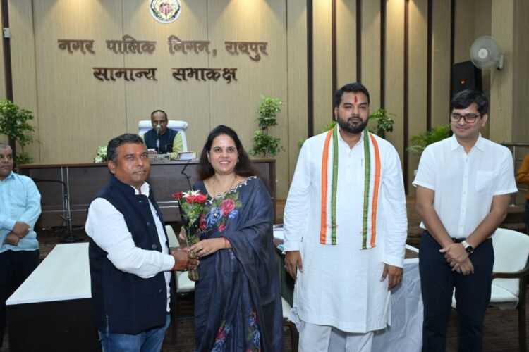रायपुर नगर निगम में 10 नव-नामांकित एल्डरमैन का स्वागत, महापौर मीनल चौबे ने दी शुभकामनाएं