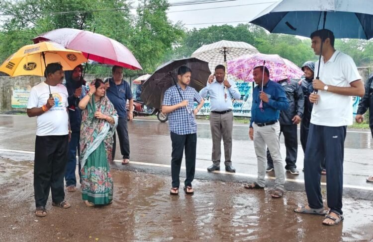 बारिश के बीच छाता लेकर सड़कों पर उतरे महापौर, कलेक्टर व आयुक्त, चार वार्डों का किया निरीक्षण
