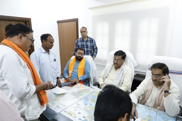 सहयोग केंद्र में खाद्य मंत्री बघेल ने कार्यकर्ताओं से किया संवाद