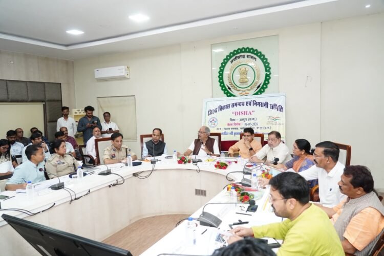 रायपुर सांसद बृजमोहन अग्रवाल ने ली ‘दिशा’ की मैराथन बैठक: ग्रामीण क्षेत्रों में 100% वाटर हार्वेस्टिंग और स्कूलों में अव्यवस्था पर दिखाई कड़ाई