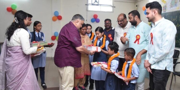 बेटियों के सपनों को मिली नई उड़ान, शाला प्रवेश उत्सव में शामिल हुए पर्यटन एवं संस्कृति मंत्री राजेश अग्रवाल