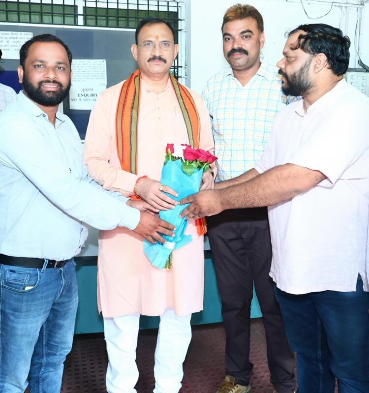 मुख्यमंत्री की घोषणाओं के शीघ्र क्रियान्वयन हेतु एन.एच.एम. कर्मचारी संघ ने स्वास्थ्य मंत्री से की सौजन्य भेंट
