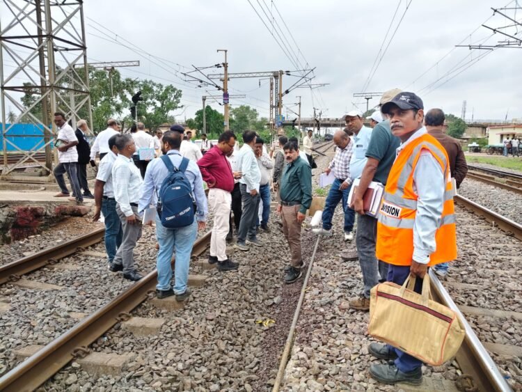 रायपुर–दुर्ग रेलखंड का डीआरएम दयानंद ने किया विंडो निरीक्षण, मानसून सुरक्षा और दुर्ग स्टेशन री-डेवलपमेंट का लिया जायजा