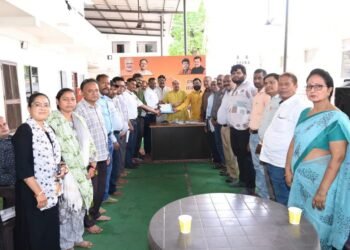 छत्तीसगढ़ प्रदेश तृतीय वर्ग शासकीय कर्मचारी संघ ने विधायक पुरंदर मिश्रा को सौंपा ज्ञापन