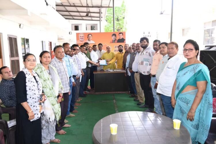 छत्तीसगढ़ प्रदेश तृतीय वर्ग शासकीय कर्मचारी संघ ने विधायक पुरंदर मिश्रा को सौंपा ज्ञापन