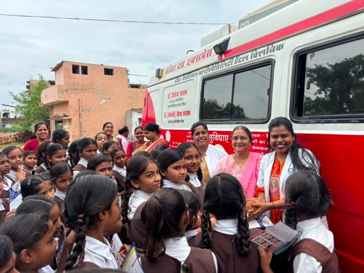समाज सेविका एवं आयोजिका इंदिरा जैन के सहयोग से सीता मेमोरियल डेंटल हॉस्पिटल द्वारा 350+ स्कूली बच्चों का डेंटल कैम्प का आयोजन