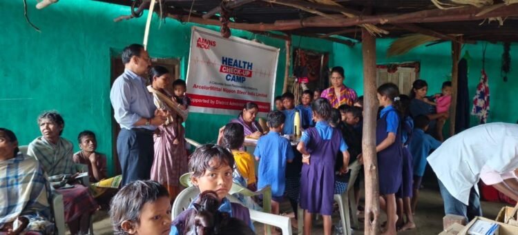 AM/NS इंडिया की सीएसआर पहल से बस्तर और मलकानगिरी में बदल रही ग्रामीण व्यवस्था: स्वास्थ्य शिविर से 135 लोग हुए लाभान्वित,5 गांवों के ग्रामीणों को मिली टेंट व बर्तन सामग्री