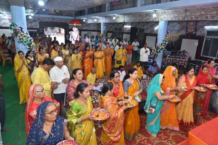 कथा विश्राम दिवस के दिन बड़ी संख्या श्रद्धालुओं ने ऑनलाइन दीक्षा ग्रहण कर आध्यात्मिक जीवन की ओर बढ़ाया कदम