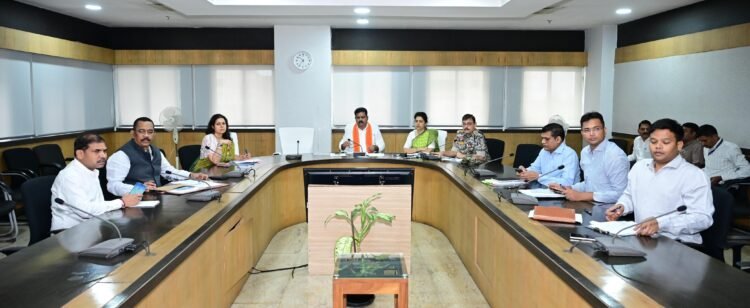उप मुख्यमंत्री विजय शर्मा ने नक्सल प्रभावित जिलों में विकास और पुनर्वास कार्यों में तेजी लाने के दिए निर्देश