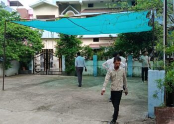 वार्ड-10 में अवैध अतिक्रमण हटाया, नाले पर बनी पुलिया तोड़ी गई