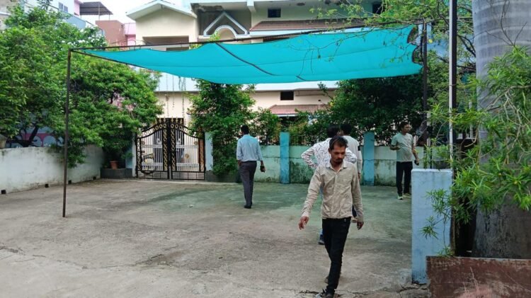 वार्ड-10 में अवैध अतिक्रमण हटाया, नाले पर बनी पुलिया तोड़ी गई
