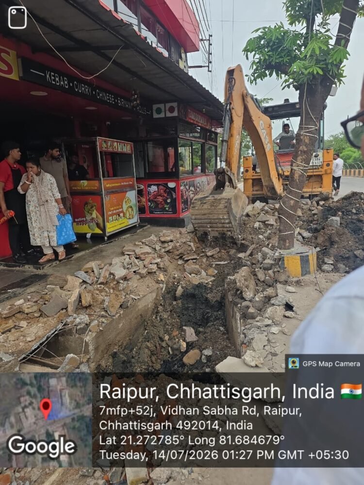 सड्डू में चला निगम का बुलडोजर, नाले पर बने 45 अवैध पाटे हटाए