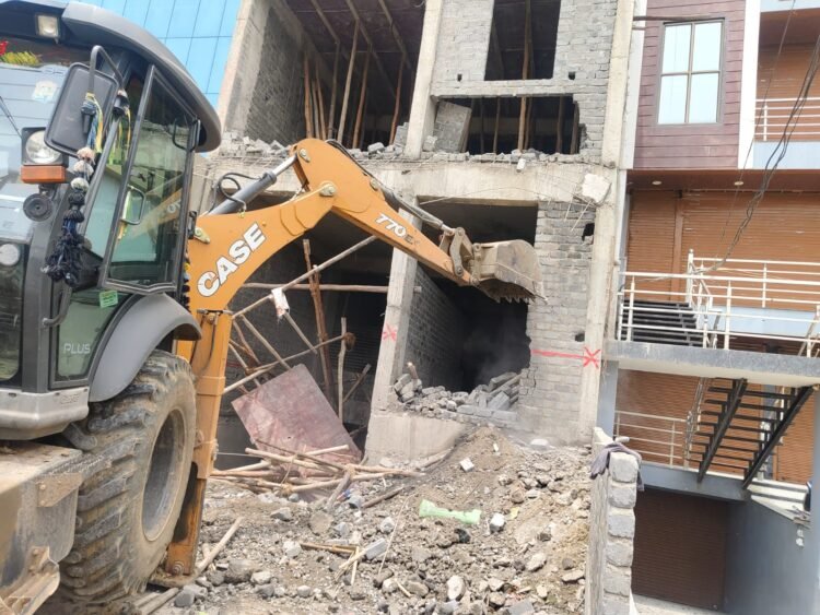 रायपुर में अवैध निर्माण पर निगम का बुलडोजर, G+2 भवन का हिस्सा तोड़ा
