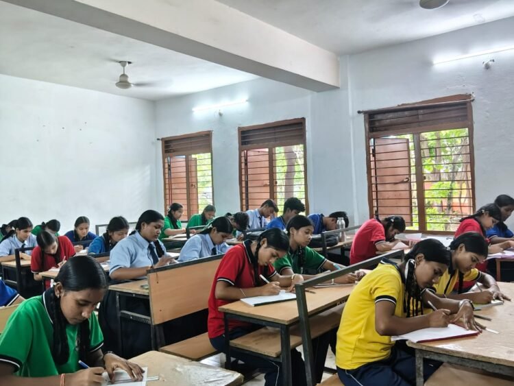अमृत भारत स्टेशन योजना: सरोना के स्कूली बच्चों ने निबंध और चित्रकारी के माध्यम से उकेरी ‘विकसित भारत’ के आधुनिक स्टेशन की तस्वीर