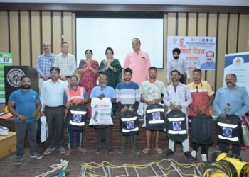 नमस्ते दिवस पर सफाई मित्रों का सम्मान, रायपुर निगम ने बांटी PPE किट, सुरक्षा पर दिया जोर