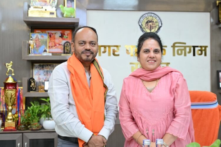 महापौर मीनल चौबे से मिले नवनामांकित एल्डरमेन अनिल सोनकर, शपथ पर दी शुभकामनाएं