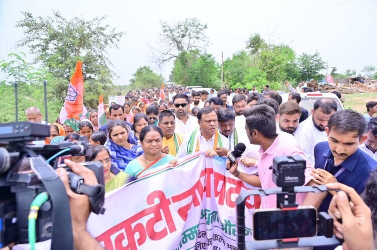 नकटी प्रभावितो के साथ पदयात्रा कर प्रदेश कांग्रेस अध्यक्ष दीपक बैज ने प्रभावितो की मांग का समर्थन किया