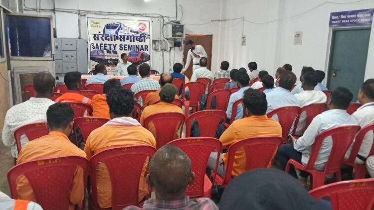 दक्षिण पूर्व मध्य रेलवे रायपुर रेल मंडल में ट्रेनों के सुरक्षित परिचालन को लेकर भाटापारा स्टेशन में संरक्षा सेमिनार का आयोजन किया गया