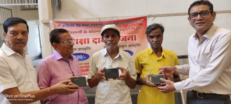 सुनाई देने की दुर्बलता बुढ़ापे को दूभर बना देती है , श्रवण यन्त्र बाँटकर मिटा रहे तकलीफ