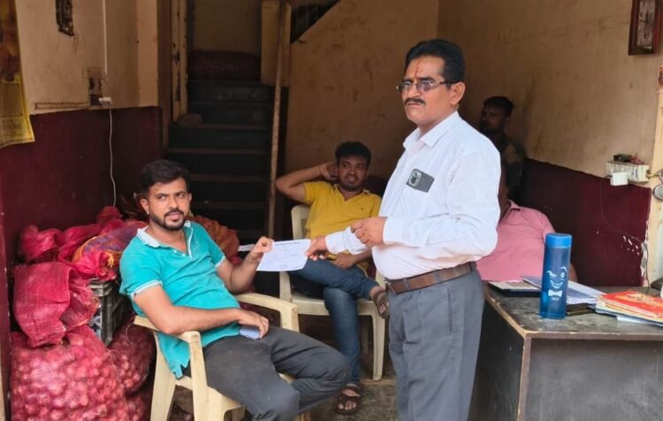 आकाशगंगा मंडी में सड़क बाधा एवं बिना अनुज्ञप्ति व्यवसाय पर निगम की कार्रवाई, 1900 रुपये का जुर्माना