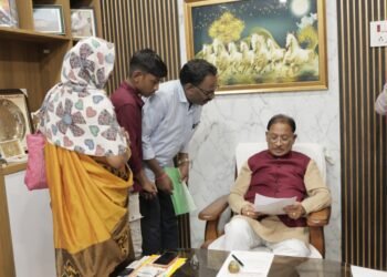 मुख्यमंत्री साय ने बगिया में जनदर्शन कर सुनी आमजनों की समस्याएं, आवेदनों के त्वरित एवं गंभीर निराकरण के दिए निर्देश