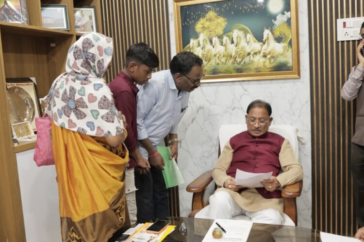 मुख्यमंत्री साय ने बगिया में जनदर्शन कर सुनी आमजनों की समस्याएं, आवेदनों के त्वरित एवं गंभीर निराकरण के दिए निर्देश