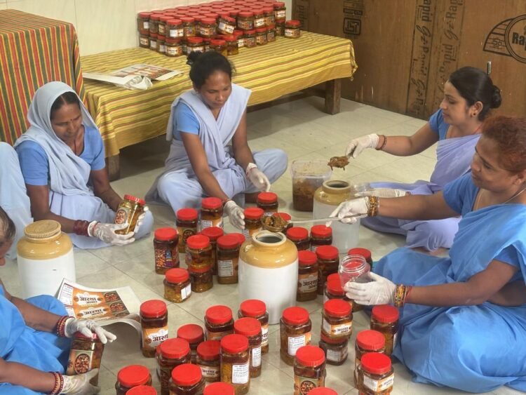 निश्चय कार्यक्रम से आत्मनिर्भर बन रहीं महिला बंदी, रायपुर सेंट्रल जेल में तैयार हो रहा स्वादिष्ट अचार