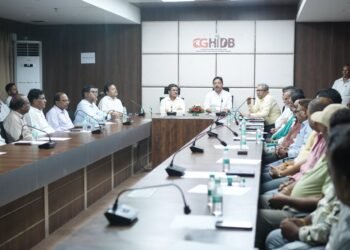 “निर्माण कार्यो की प्रगति व सुचारू कियान्वयन के लिए छत्तीसगढ़ गृह निर्माण एवं अधोसरंचना विकास मण्डल के अध्यक्ष एवं आयुक्त ने निर्माण ठेकेदारों के साथ की बैठक”