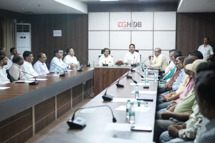 “निर्माण कार्यो की प्रगति व सुचारू कियान्वयन के लिए छत्तीसगढ़ गृह निर्माण एवं अधोसरंचना विकास मण्डल के अध्यक्ष एवं आयुक्त ने निर्माण ठेकेदारों के साथ की बैठक”
