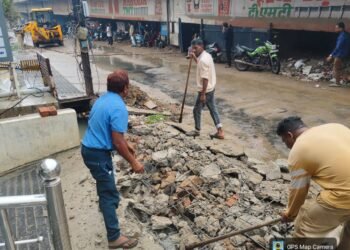 जलभराव रोकने निगम की कार्रवाई, मोवा ओवरब्रिज के नीचे तोड़े गए अवैध पाट