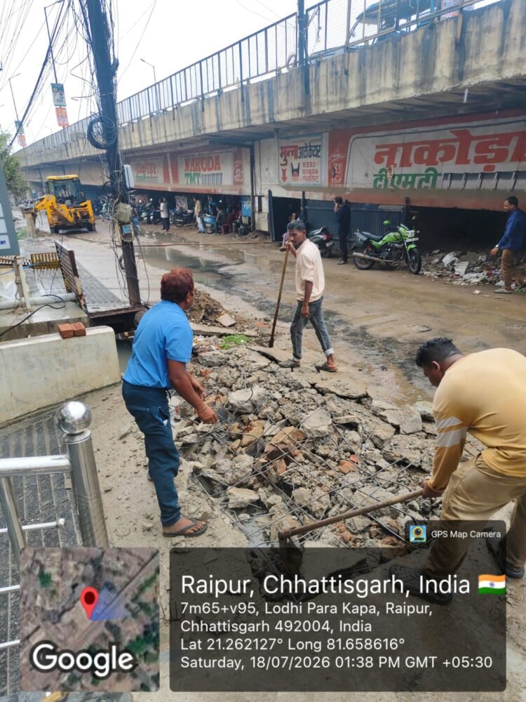 जलभराव रोकने निगम की कार्रवाई, मोवा ओवरब्रिज के नीचे तोड़े गए अवैध पाट