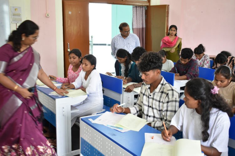 एनएमडीसी, बचेली की अनूठी पहल: बस्तर के आदिवासी युवाओं को मिलेगा मेडिकल टेक्नोलॉजी पाठ्यक्रम में निःशुल्क उच्च शिक्षा का मौका