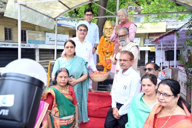 डॉ. खूबचंद बघेल की जयंती पर रायपुर में पुष्पांजलि, राजस्व मंत्री टंकराम वर्मा ने किया नमन