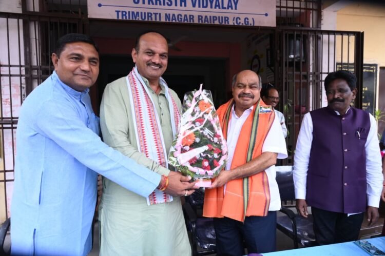 स्कूली शिक्षा को मिले नए पंख : विधायक पुरन्दर मिश्रा ने छात्र-छात्राओं को वितरित की साइकिलें