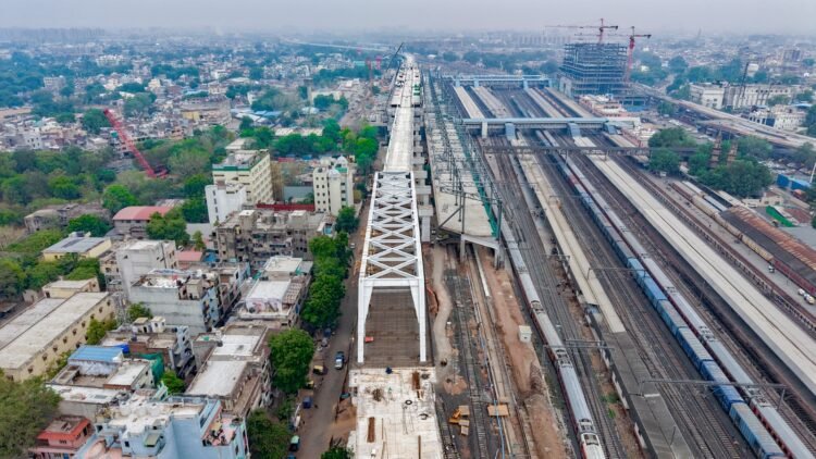 कालूपुर रेलवे स्टेशन पर बुलेट ट्रेन परियोजना की प्रगति से रूबरू हुए छत्तीसगढ़ के पत्रकार