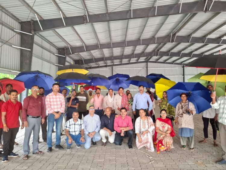 एनआईटी रायपुर के प्राध्यापकों द्वारा स्वच्छता एवं उद्यानिकी कर्मचारियों के लिए छाता वितरण कार्यक्रम का आयोजन