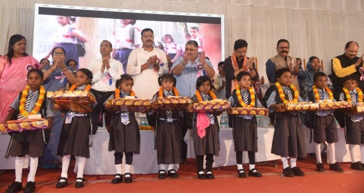 पर्यटन मंत्री राजेश अग्रवाल ने नवप्रवेशी बच्चों का किया आत्मीय स्वागत,कहा-शिक्षा ही सफलता का मूल मंत्र है, कोई भी बच्चा शिक्षा से वंचित न रहे