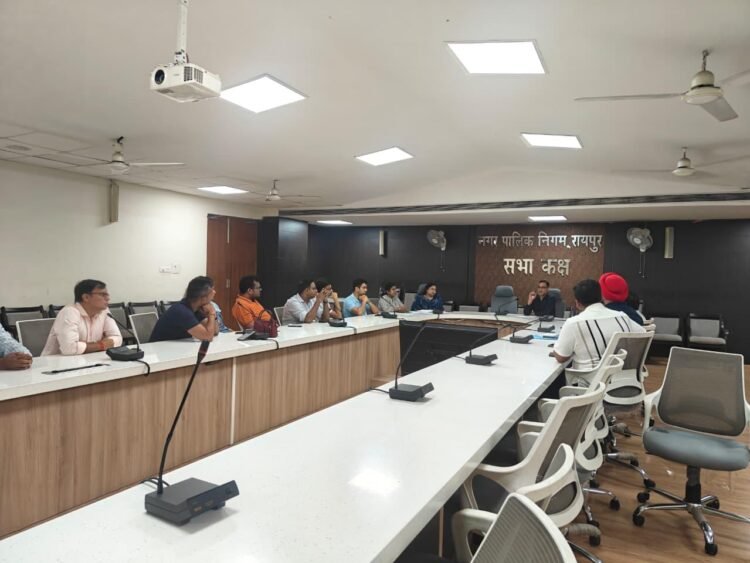 नगर निगम जोन 2 क्षेत्र में रेल्वे स्टेशन मार्ग हनुमान मन्दिर परिसर के समीप एक जर्जर भवन हटाया गया