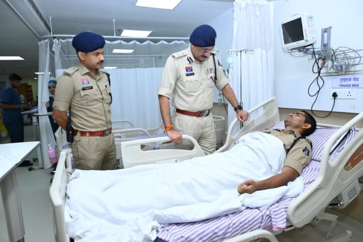 रैली के दौरान ड्यूटी निभाते हुए 16 पुलिस जवान हुए घायल, चिकित्सकों से चर्चा कर कमिश्नर ने उपचार की जानकारी ली