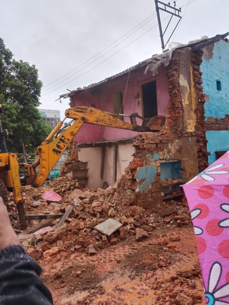 नगर निगम जोन 2 क्षेत्र में रेल्वे स्टेशन मार्ग हनुमान मन्दिर परिसर के समीप एक जर्जर भवन हटाया गया