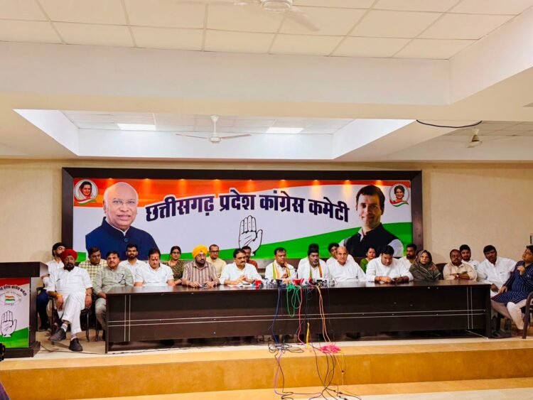 वाटर कैनन भी हम पर, आंसू गैस भी हम पर, पत्थर और डंडे से प्रहार भी हम पर और एफआईआर भी हम पर, शर्म करो सरकार – दीपक बैज