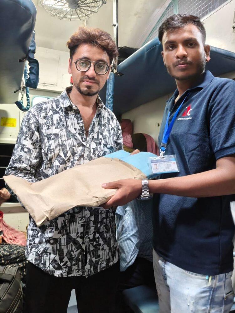 गैर वातानुकूलित स्लीपर श्रेणी के यात्रियों के लिए बेड रोल की सुविधा