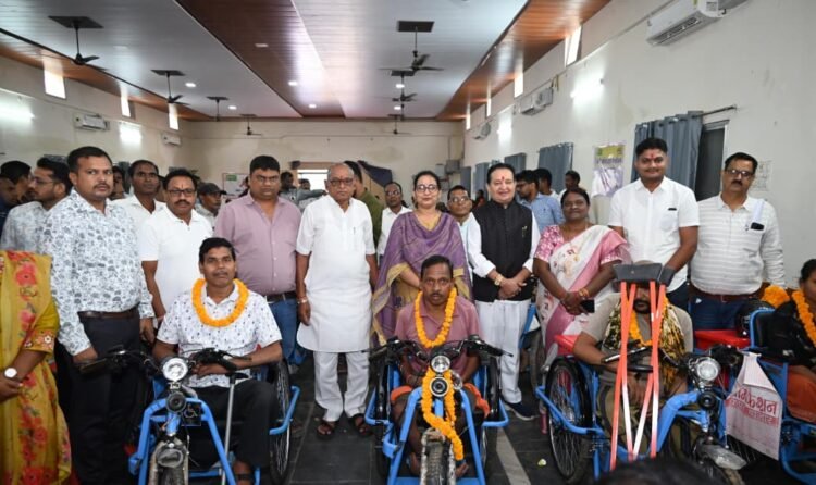 विधायक डॉ. संपत अग्रवाल ने बांटे सहायक उपकरण, 21 को मिली बैटरी ट्राइसाइकिल