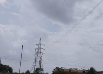 हॉट-लाइन तकनीक से चालू रेलवे ट्रैक के ऊपर खींची गई 220 केवी लाइन