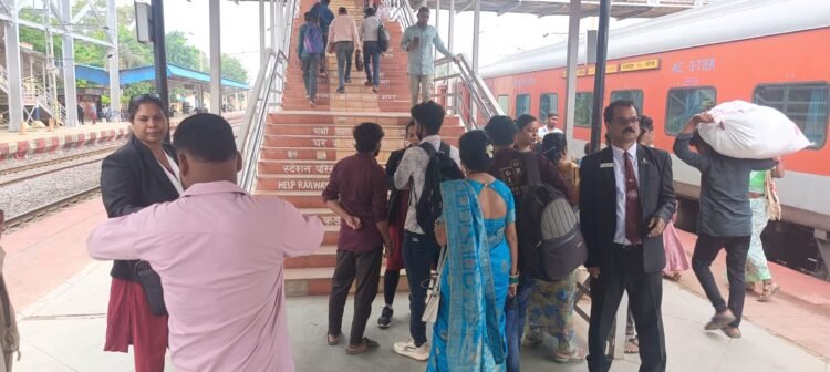 दक्षिण पूर्व मध्य रेलवे, रायपुर मंडल में भाटापारा स्टेशन पर किलाबंदी टिकट चेकिंग के दौरान कुल 212 मामलों से 1,53,765 रुपए राजस्व प्राप्त हुआ